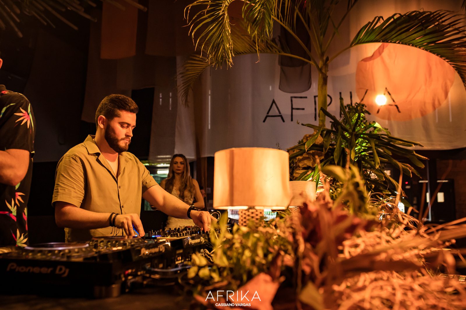 JV | Bellé mixando nas CDJs Pioneer em meio à decoração tropical da AFRIKA
