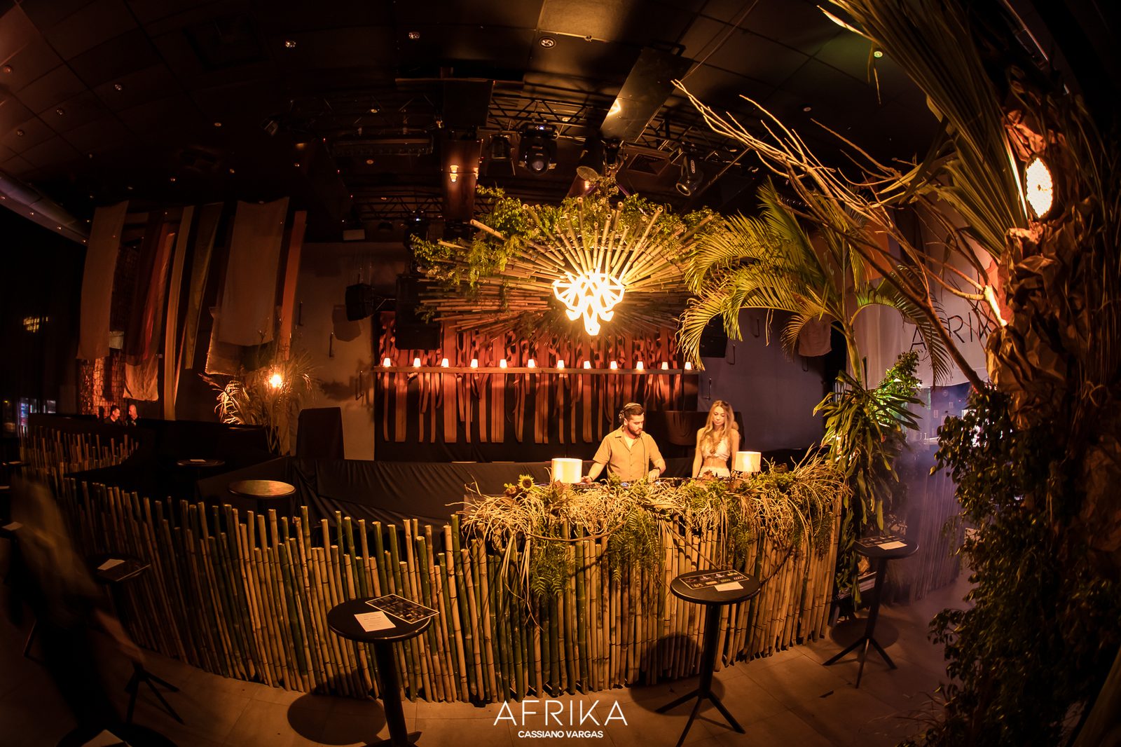 Cabine de DJ cercada de bambu e palmeiras na casa da festa AFRIKA, em Chapecó