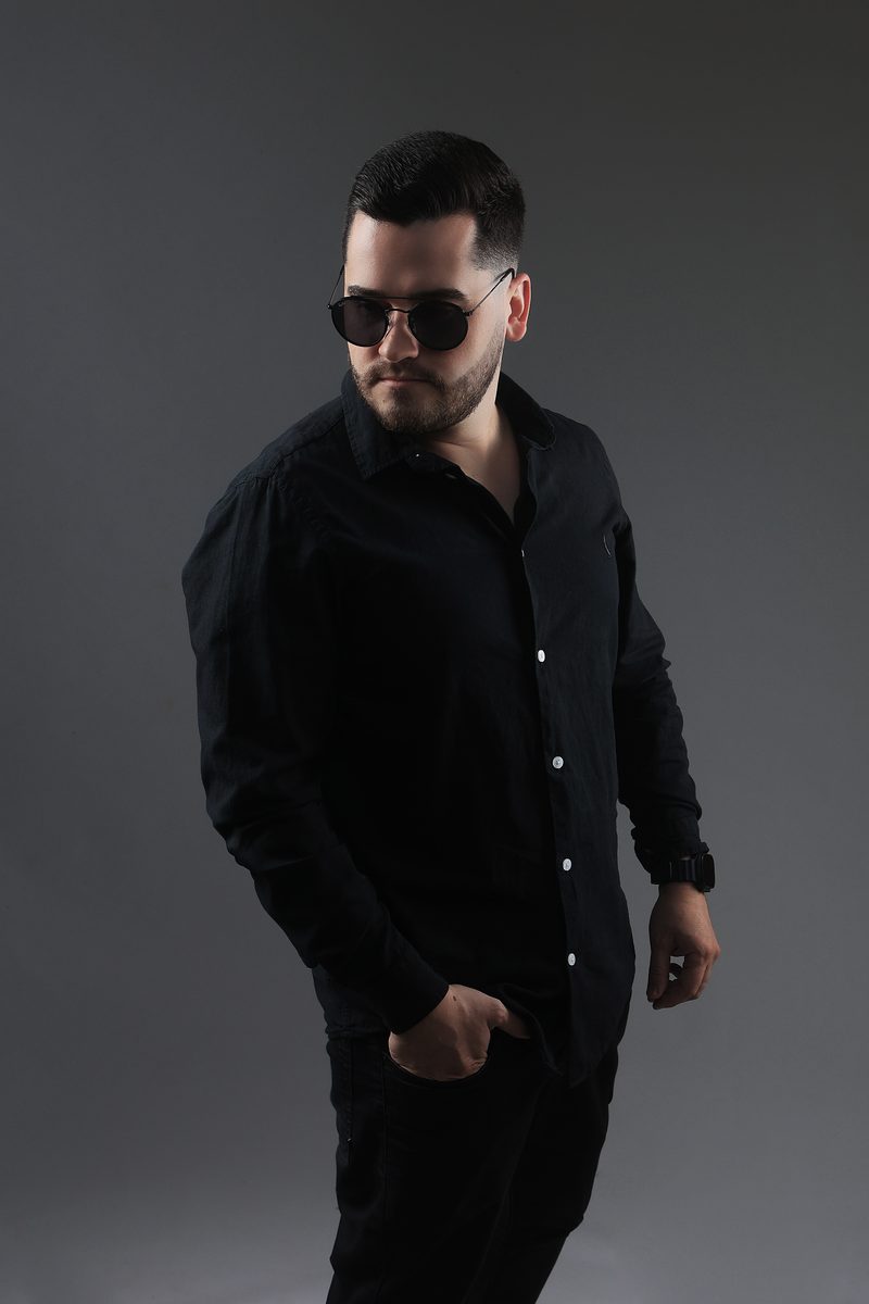 JV | Bellé de camisa preta, olhar de perfil, em ensaio de estúdio