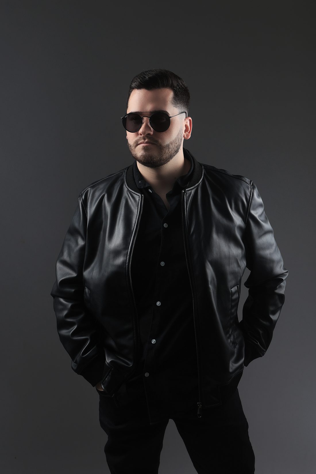 JV | Bellé, DJ de house music, em retrato de estúdio com jaqueta de couro